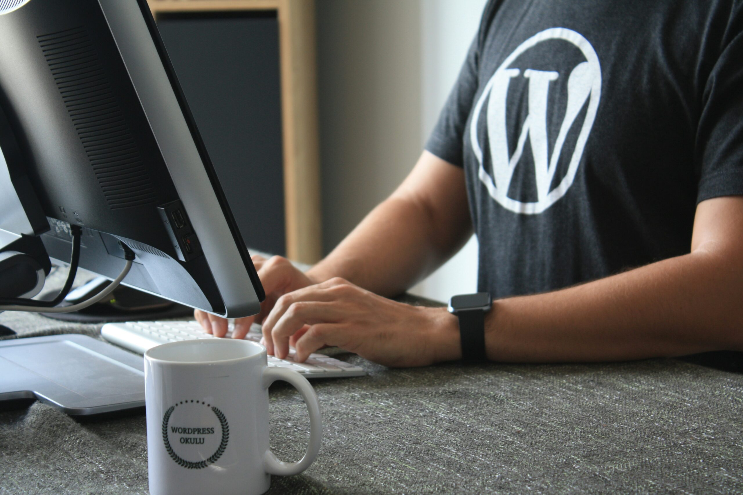 Personne tapant sur un clavier, tasse WordPress.