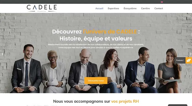 Groupe de personnes souriant en costumes professionnels.